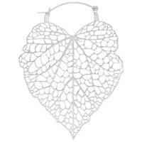 Créoles Lovely Leaf argentées Boucles d'oreilles argentées en forme de feuille sur fond blanc