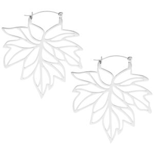 Boucles d'oreilles argentées en forme de feuille sur fond blanc