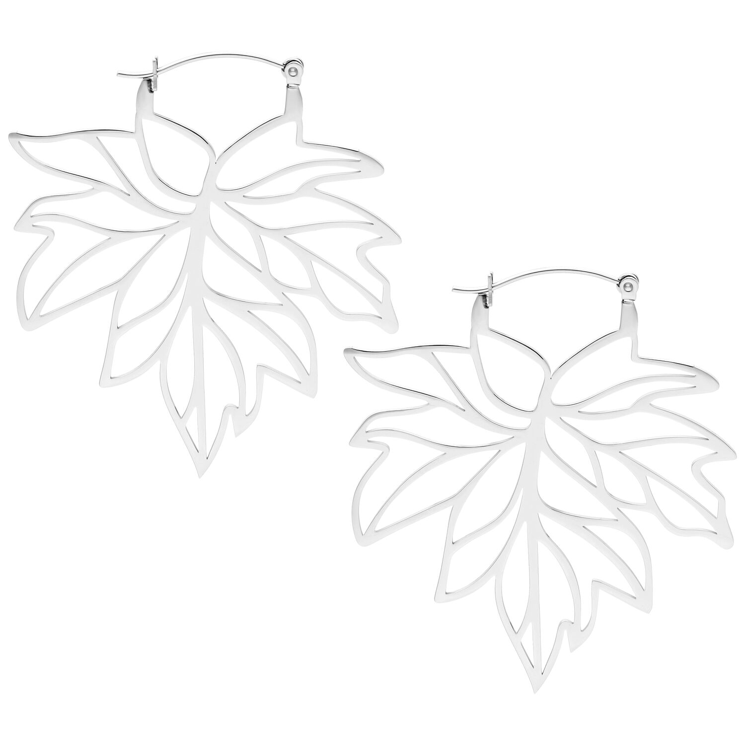 Boucles d'oreilles Anneaux Feuilles d'Automne Argentées Boucles d'oreilles argentées en forme de feuille sur fond blanc