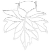 Boucles d'oreilles feuille d'automne en acier chirurgical argenté Boucles d'oreilles argentées en forme de feuille en acier chirurgical sur fond blanc