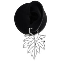Boucles d'oreilles feuille d'automne en acier chirurgical argenté Boucles d'oreilles feuille d'automne en acier chirurgical argenté sur fond noir