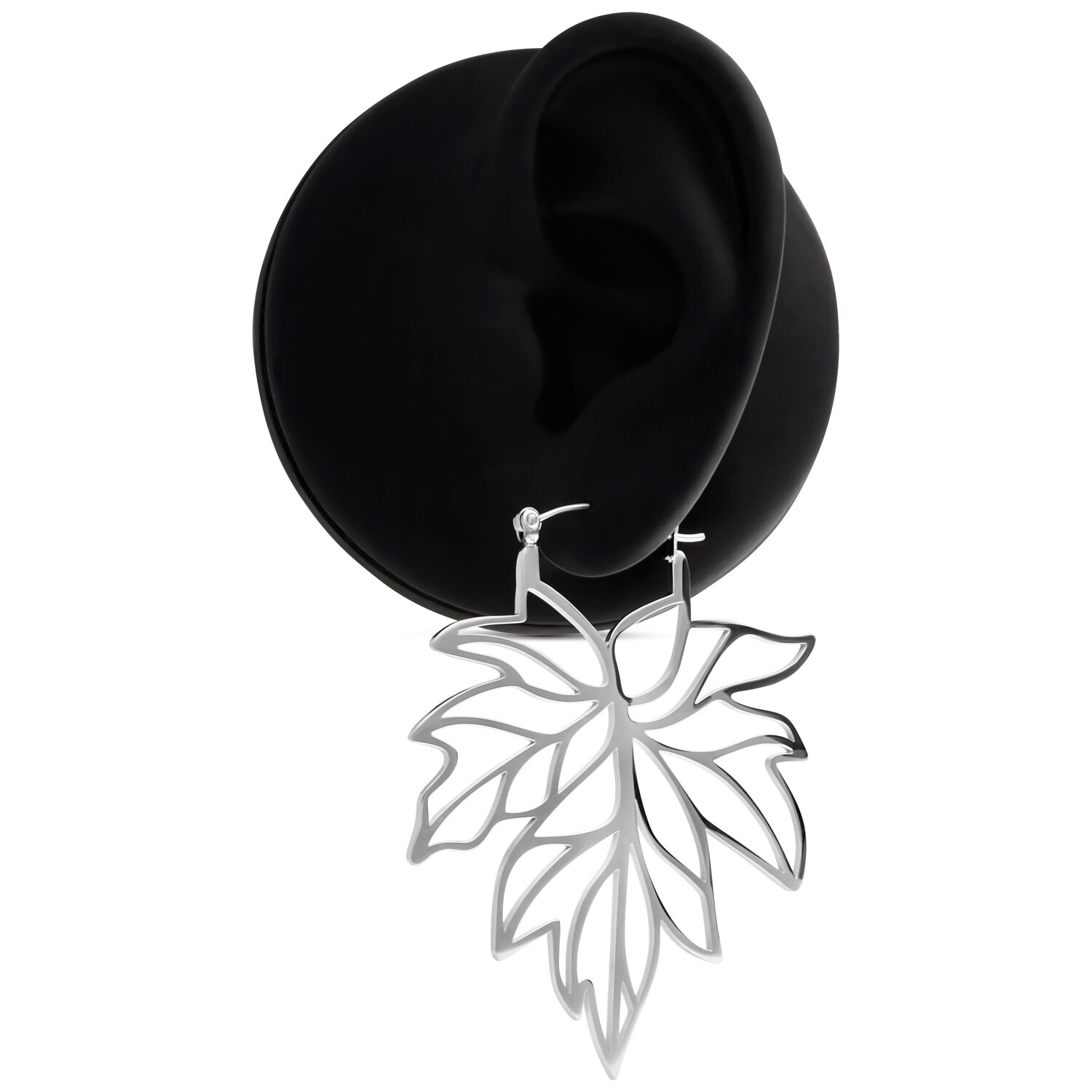 Boucles d'oreilles feuille d'automne en acier chirurgical argenté Boucles d'oreilles feuille d'automne en acier chirurgical argenté sur fond noir