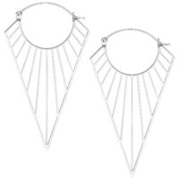 Deux boucles d'oreilles créoles Prisma argentées en acier chirurgical sur fond blanc