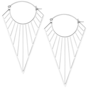 Deux boucles d'oreilles créoles Prisma argentées en acier chirurgical sur fond blanc