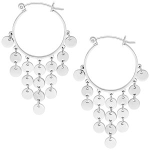 Boucles d'oreilles anneaux pendants en argent sur fond blanc