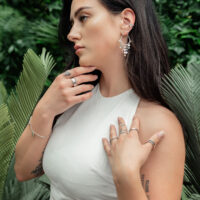 Boucles d'oreilles pendantes élégantes style jungle Femme avec des boucles d'oreilles pendantes élégantes en acier chirurgical dans un cadre tropical