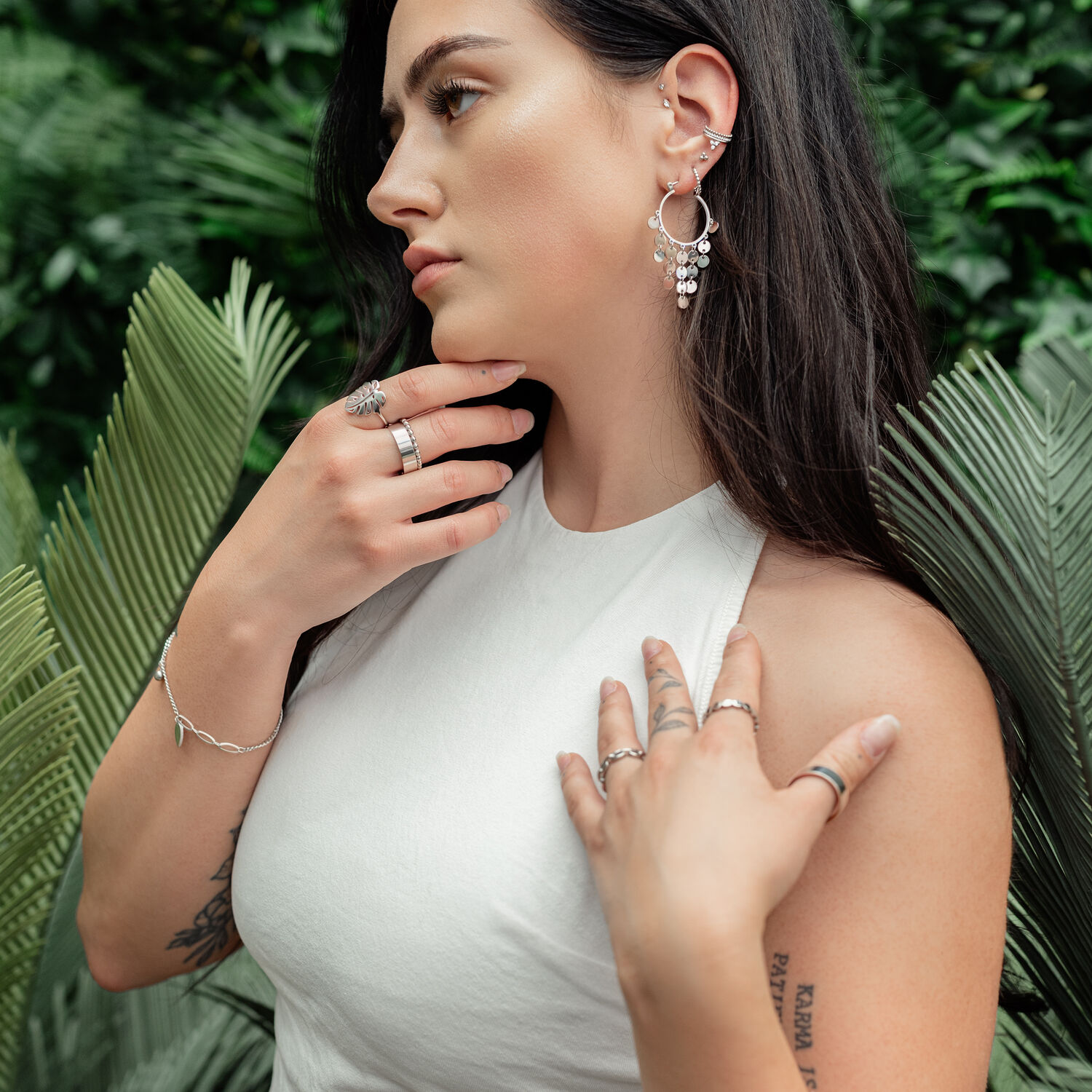 Boucles d'oreilles pendantes élégantes style jungle Femme avec des boucles d'oreilles pendantes élégantes en acier chirurgical dans un cadre tropical