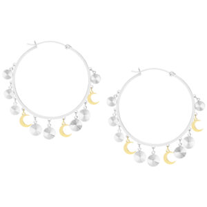 Boucles d'oreilles argentées avec pendentifs lune et disque en or et argent sur fond blanc