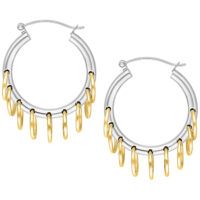 Créoles argentées avec pendentifs dorés Créoles argentées avec anneaux dorés sur fond blanc