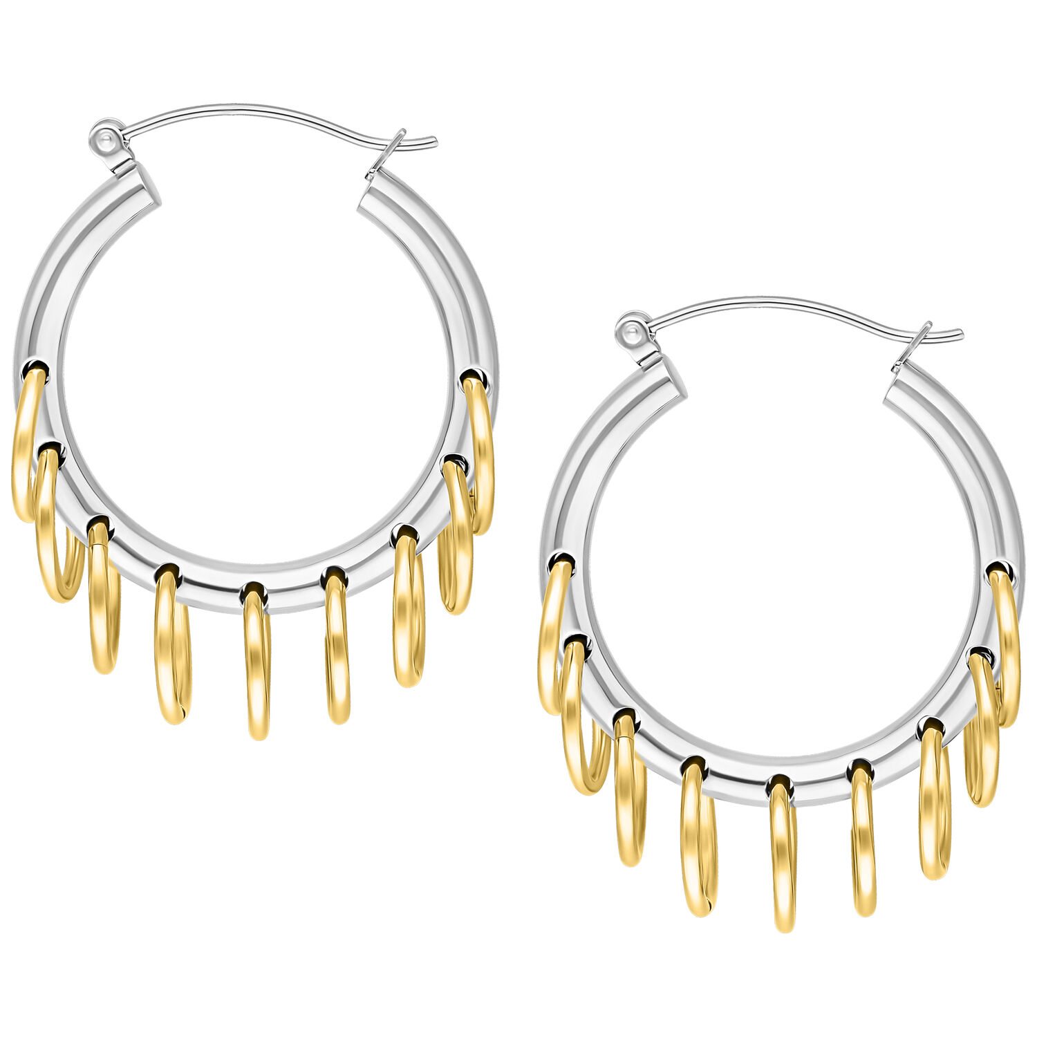 Créoles argentées avec pendentifs dorés Créoles argentées avec anneaux dorés sur fond blanc
