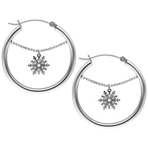 Deux boucles d'oreilles argentées avec pendentif flocon de neige sur fond blanc
