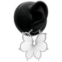 Boucles d'oreilles Flower Hoops en acier chirurgical argenté Boucles d'oreilles Flower Hoops argentées sur un modèle d'oreille noire