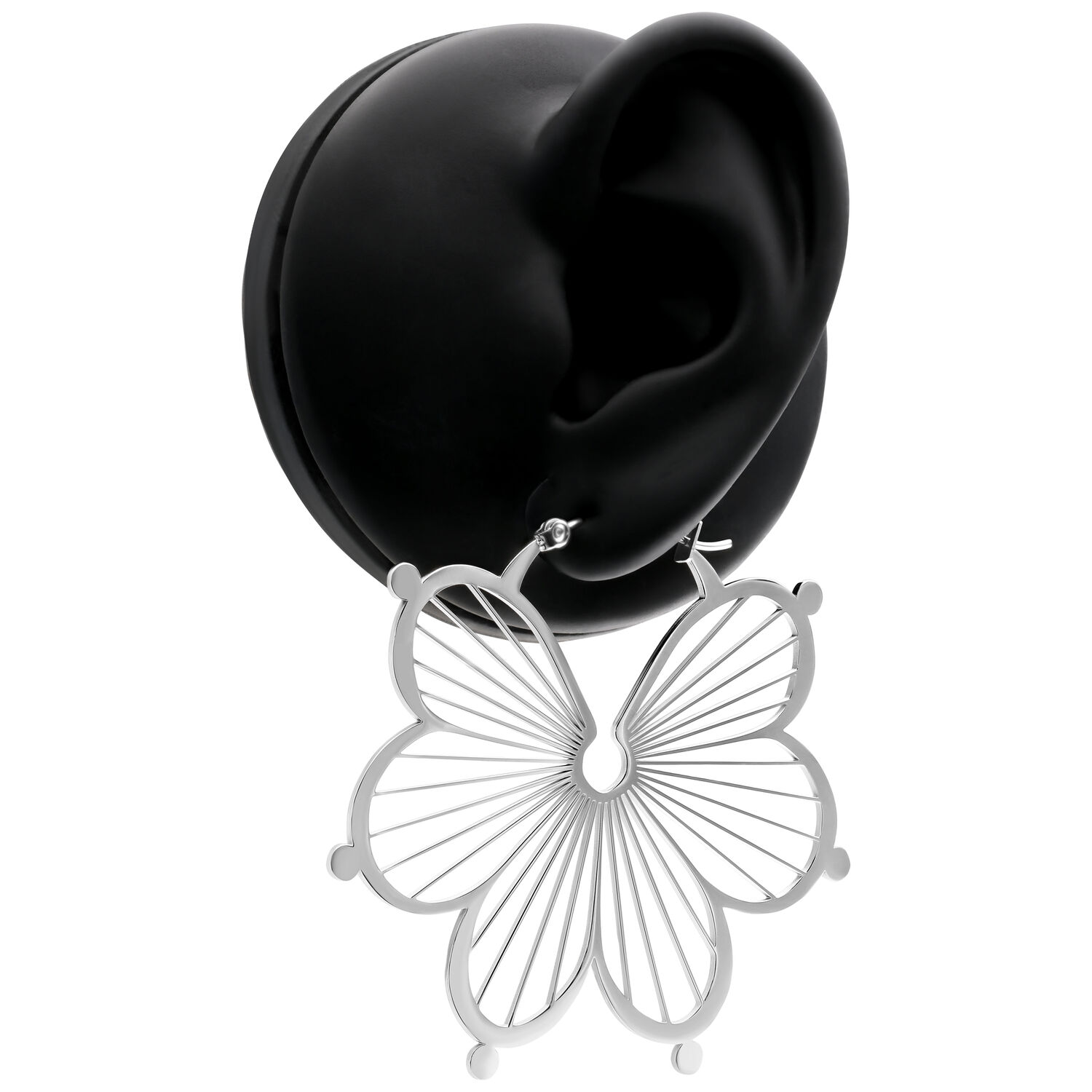 Boucles d'oreilles Flower Hoops en acier chirurgical argenté Boucles d'oreilles Flower Hoops argentées sur un modèle d'oreille noire