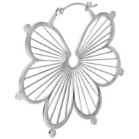 Boucles d'oreilles Flower Hoops argentées en acier chirurgical Boucles d'oreilles Flower Hoops argentées avec fermoir à charnière sur fond blanc