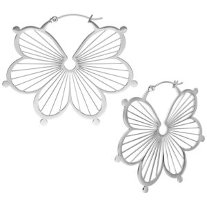 Deux boucles d'oreilles Flower Hoops argentées sur fond blanc, polies et résistantes à l'eau