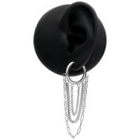 Créoles à chaînes multicouches argentées pour oreilles Boucles d'oreilles argentées avec plusieurs chaînes et fermoir à charnière sur modèle d'oreille noire
