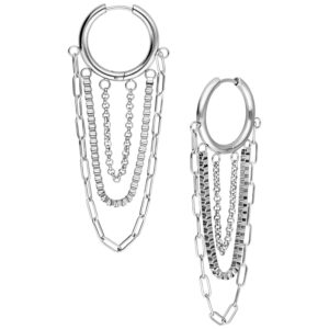Boucles d'oreilles multicouches argentées avec chaînes, fermoir à clip, sur fond blanc