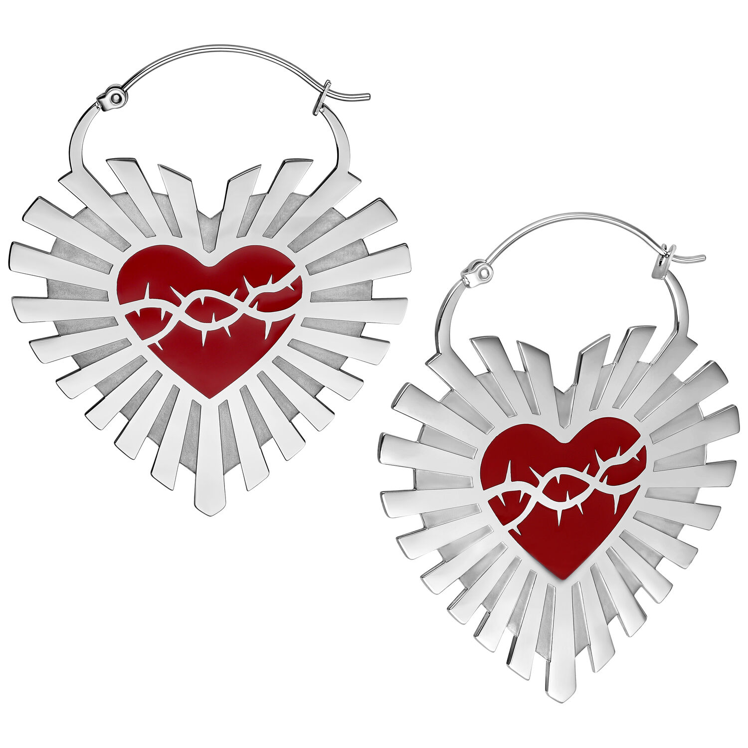 Boucles d'oreilles en forme de cœur avec fil barbelé Boucles d'oreilles en argent en forme de cœur avec décoration de fil barbelé rouge sur fond blanc