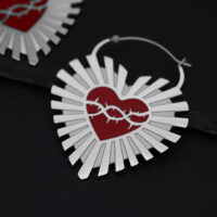 Créoles en forme de cœur avec couronne d'épines en argent Créoles argentées en forme de cœur avec couronne d'épines rouge sur fond noir