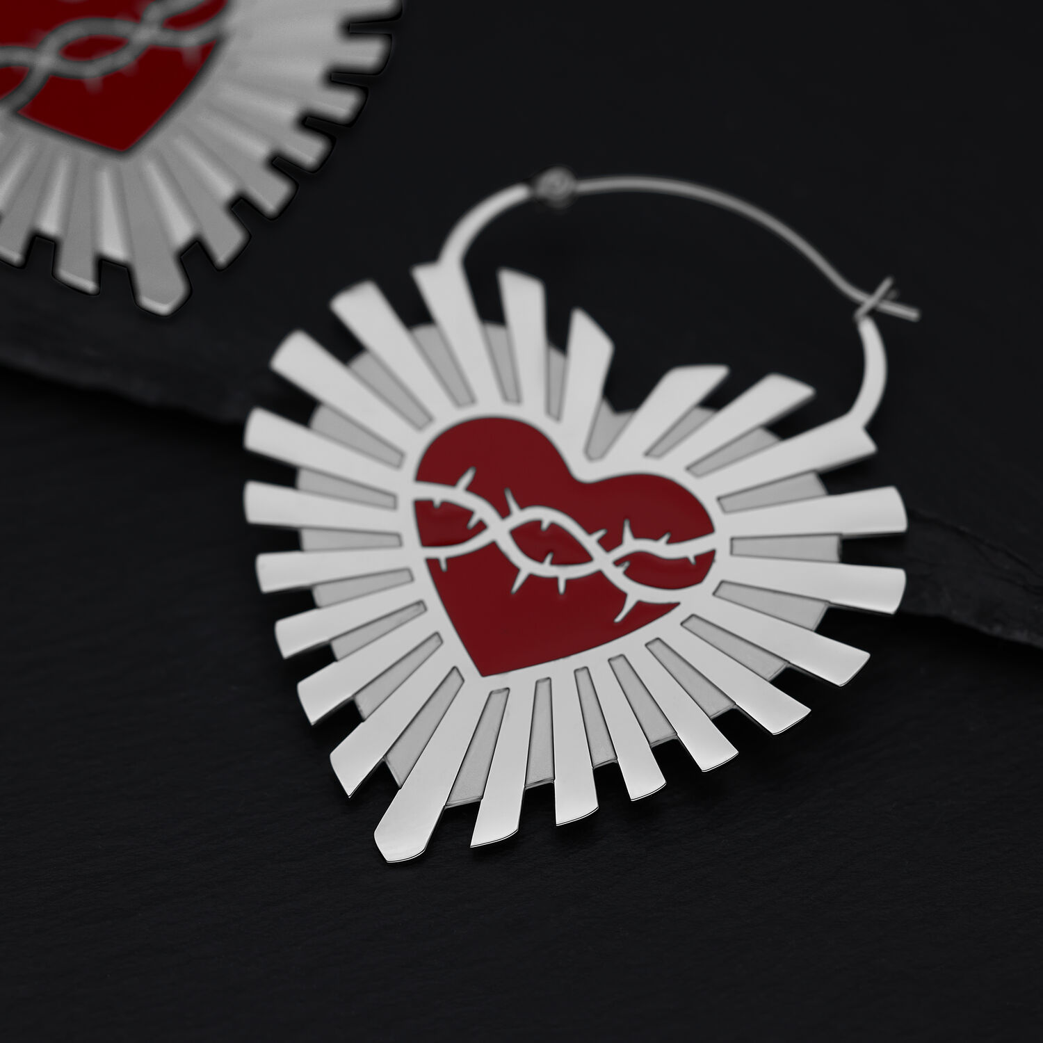 Créoles en forme de cœur avec couronne d'épines en argent Créoles argentées en forme de cœur avec couronne d'épines rouge sur fond noir