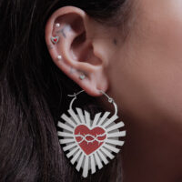 Barbed Wire Sacred Heart boucles d'oreilles en argent Boucles d'oreilles argentées en forme de cœur avec motif de fil barbelé à une oreille