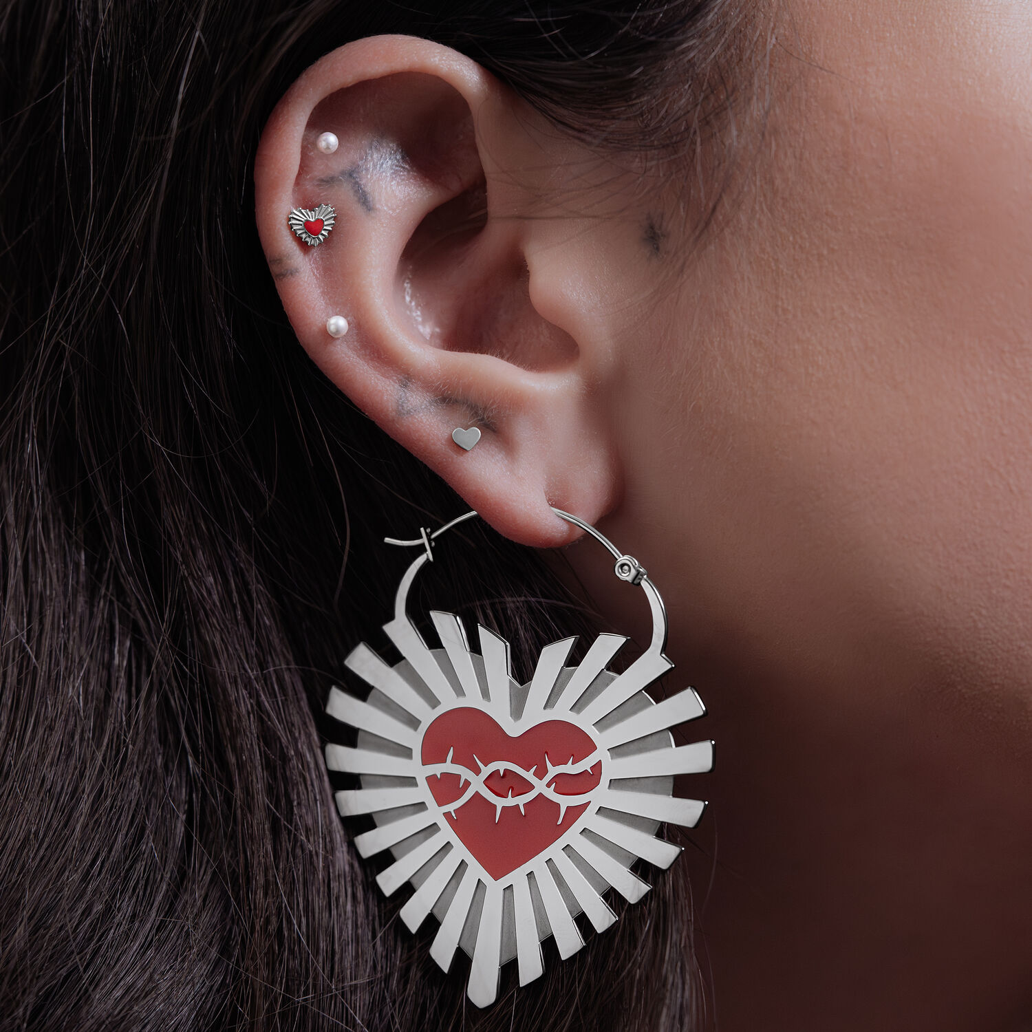 Barbed Wire Sacred Heart boucles d'oreilles en argent Boucles d'oreilles argentées en forme de cœur avec motif de fil barbelé à une oreille