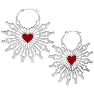 Boucles d'oreilles en argent en forme de cœur avec cœur rouge sur fond blanc