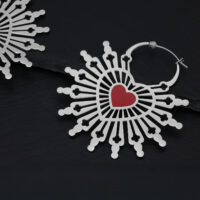Créoles Sacred Heart argentées avec cœur rouge Boucles d'oreilles argentées en forme de cœur avec cœur rouge sur fond sombre