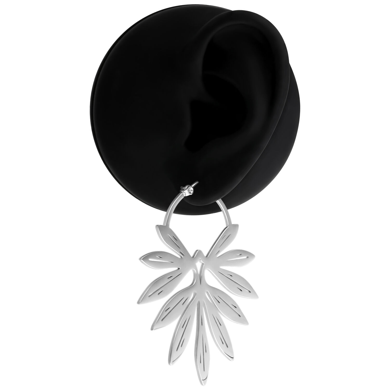 Paire de boucles d'oreilles en bambou argenté Boucles d'oreilles argentées en bambou sur fond noir