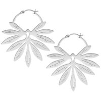 Boucles d'oreilles élégantes en bambou en acier chirurgical Boucles d'oreilles en bambou argentées en forme d'ailes sur fond blanc