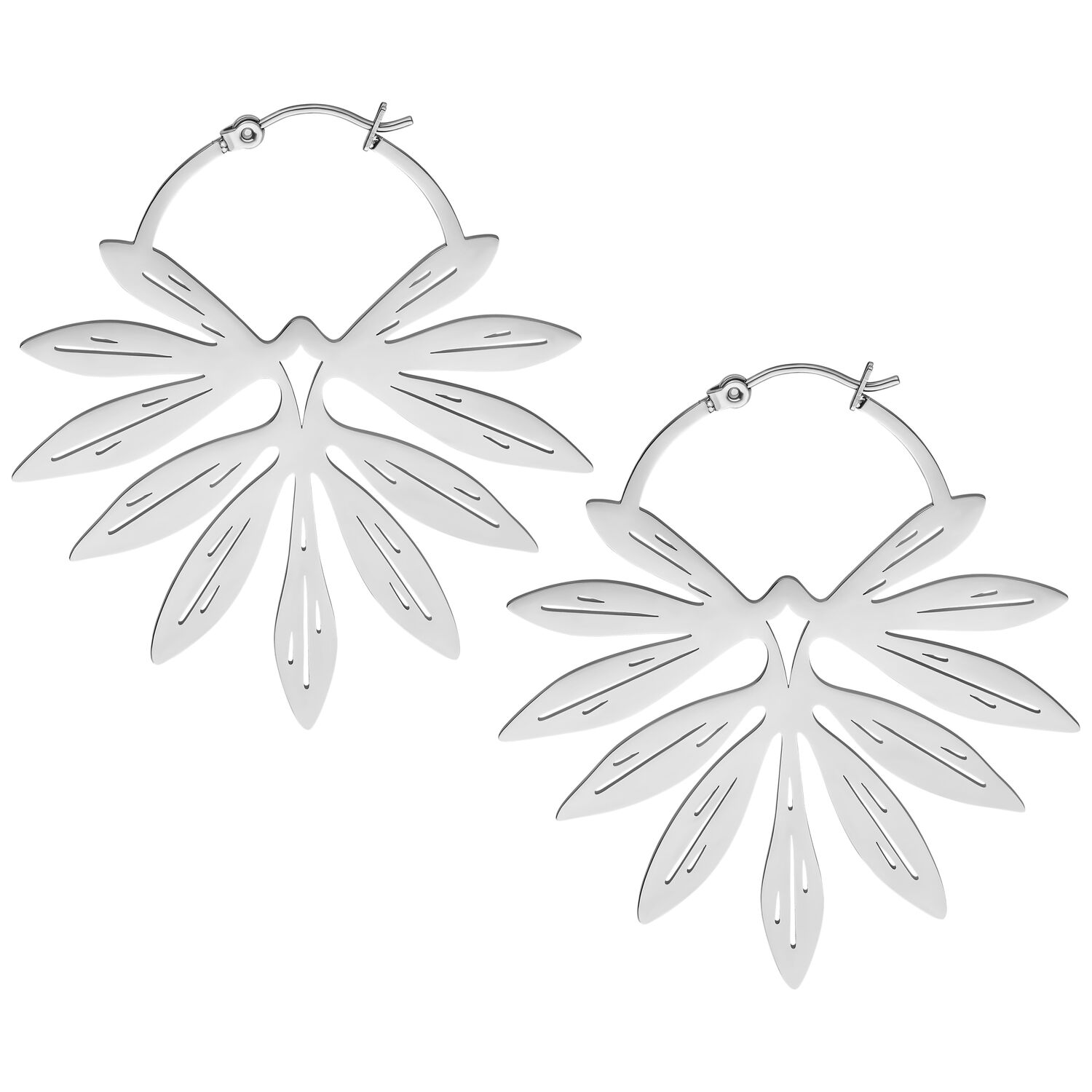 Boucles d'oreilles élégantes en bambou en acier chirurgical Boucles d'oreilles en bambou argentées en forme d'ailes sur fond blanc