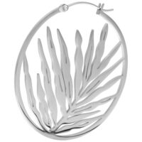 Créoles Feuilles Nobles Argentées Créole argentée brillante avec design de feuille sur fond blanc