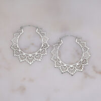 Boucles d'oreilles tournesol en acier chirurgical argenté Paire de boucles d'oreilles argentées en forme de tournesol sur fond gris