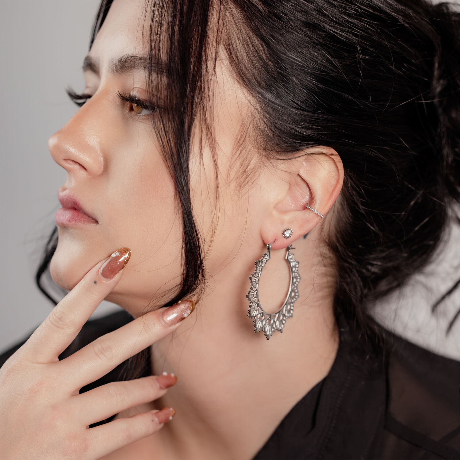 Boucles d'oreilles Sunflower tendance en argenté Femme aux cheveux noirs portant des boucles d'oreilles Sunflower argentées