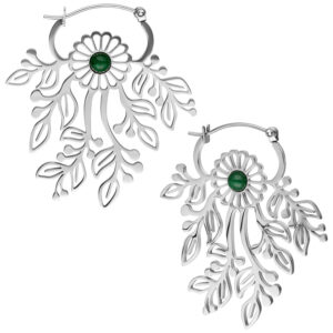 Deux boucles d'oreilles argentées avec motif de feuille délicat et pierre verte sur fond blanc