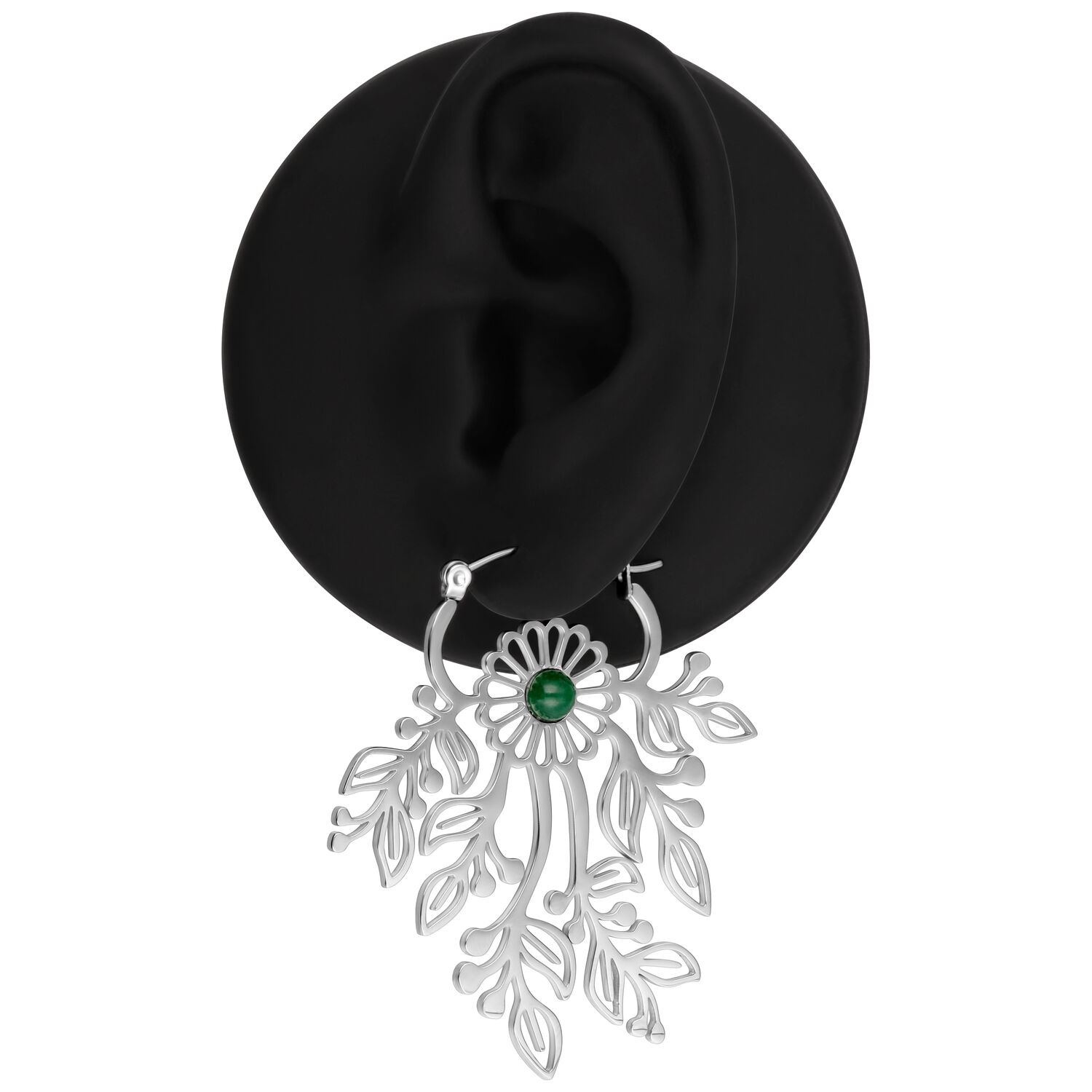 Boucles d'oreilles argentées avec design de feuilles délicat sur un présentoir noir