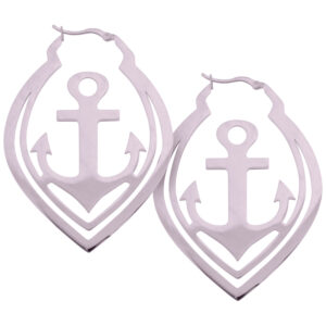 Deux boucles d'oreilles ancre brillantes en acier chirurgical sur fond blanc