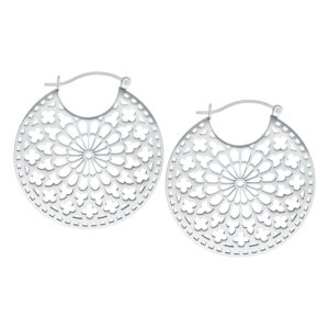 Boucles d'oreilles Cathedral Hoops rondes argentées avec un design délicat sur fond blanc