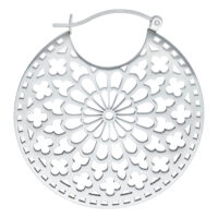 Créoles Cathédrale argentées en acier inoxydable Boucles d'oreilles argentées au design cathédrale avec motif délicat sur fond blanc