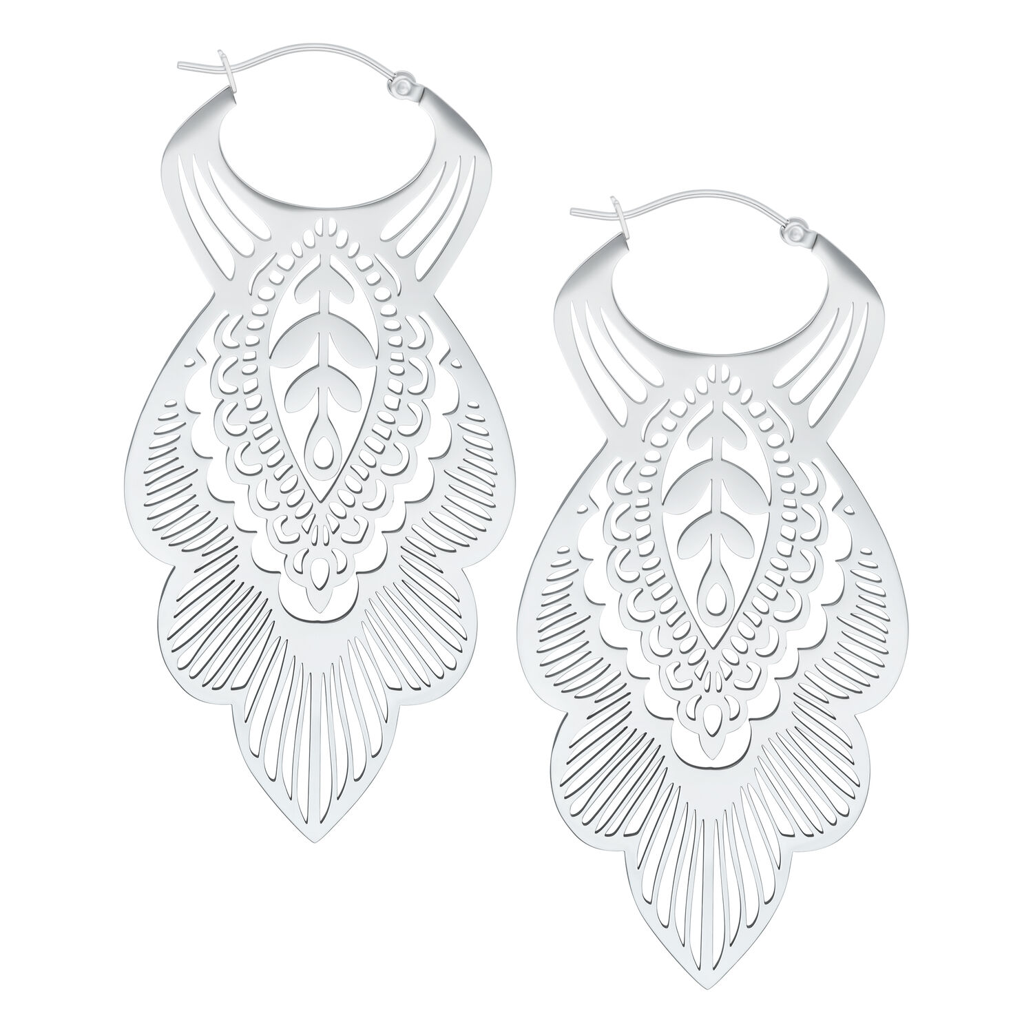 Boucles d'oreilles Mandala Leaf en acier inoxydable Boucles d'oreilles Mandala Leaf en acier inoxydable argentées sur fond blanc