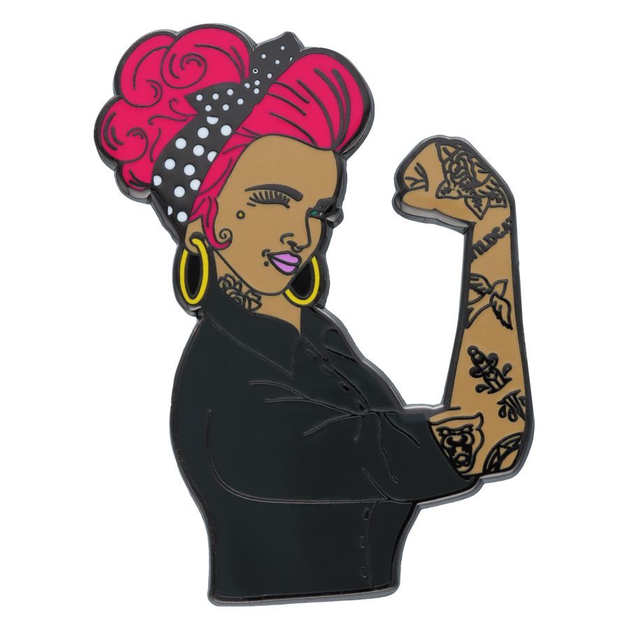 Épingle Rocker Wildcat avec motif tatouage Épingle rocker avec femme en vêtements noirs, cheveux roses et tatouages