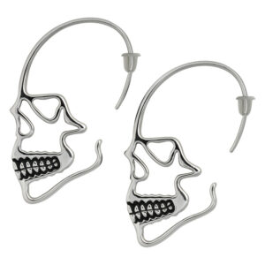Deux boucles d'oreilles crâne en acier chirurgical 316L argenté sur fond blanc