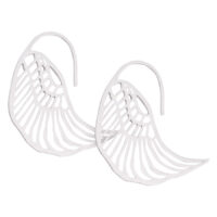 Deux boucles d'oreilles argentées en forme d'ailes en acier chirurgical sur fond blanc