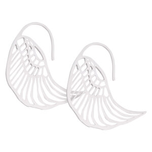 Deux boucles d'oreilles argentées en forme d'ailes en acier chirurgical sur fond blanc