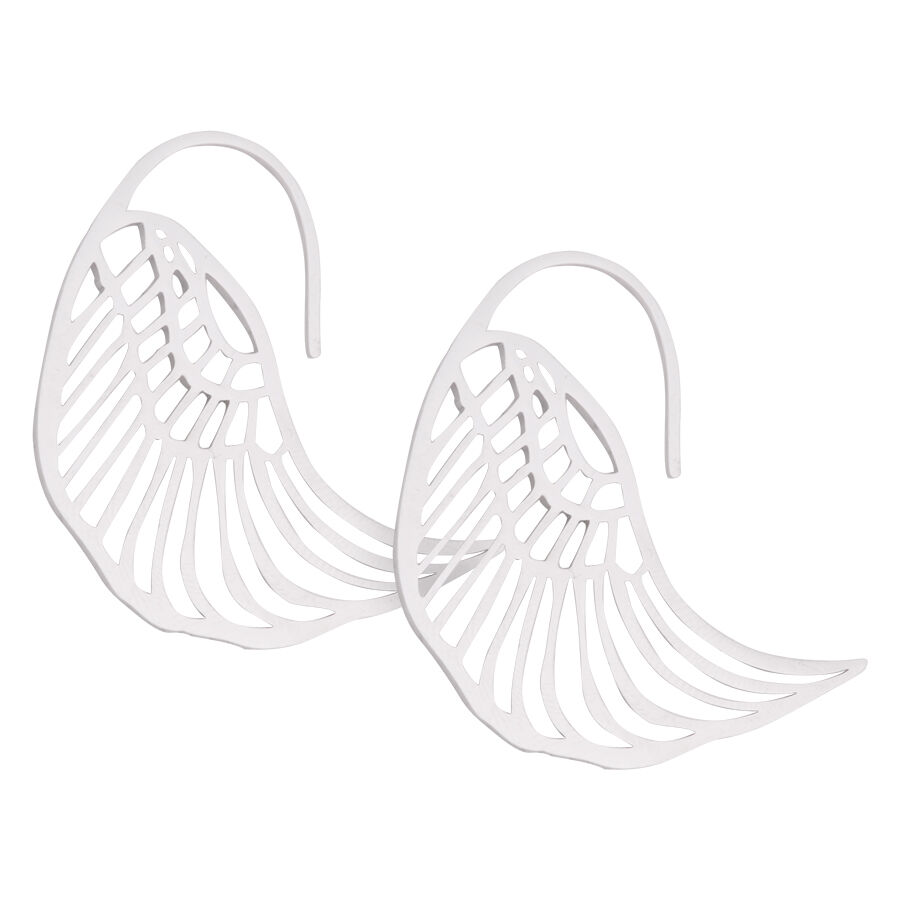 Deux boucles d'oreilles argentées en forme d'ailes en acier chirurgical sur fond blanc