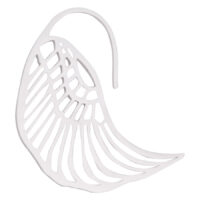 Boucle d'oreille argentée en forme d'aile en acier chirurgical sur fond blanc