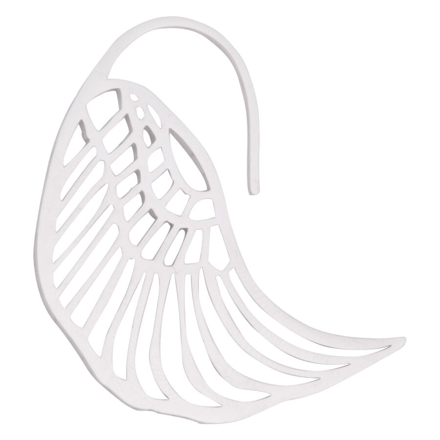 Boucle d'oreille argentée en forme d'aile en acier chirurgical sur fond blanc