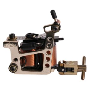 Robuste machine à tatouer en bronze avec bobines en cuivre sur fond blanc