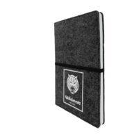 Carnet Wildcat avec couverture en feutre Carnet Wildcat gris avec couverture en feutre et élastique sur fond blanc