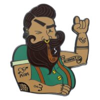 Épingle Rocker Wildcat Colorée avec Tatouages Épingle colorée en forme de rocker tatoué avec barbe sur fond blanc